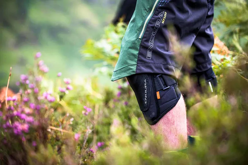 Endura MT500 Hard Shell Knee Pads in Black-4