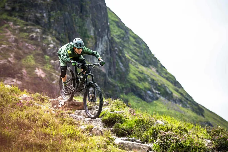 Endura MT500 Hard Shell Knee Pads in Black-1